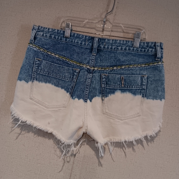 Free People Bleached Denim Distressed Shorts Embroidery Women Size 28 - Picture 3 of 4